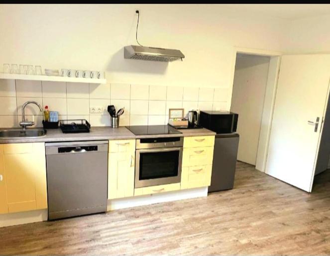 City Apartment Duisburg 2#Netflix &Wlan &Kingsize Bett & Kaffee Maschine & Central & 500M Innenhafen & 2 Min U Bahn エクステリア 写真